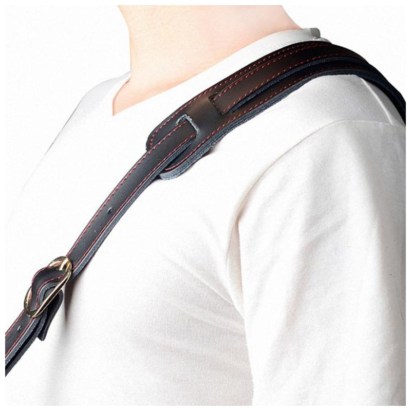 Einstellbarer Gitarrengurt aus echtem Leder 120-145cm, Frontansicht getragen