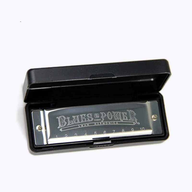 Vollansicht eines diatonischen Harmonikas im Blues-Design aus Metall mit Messingetui