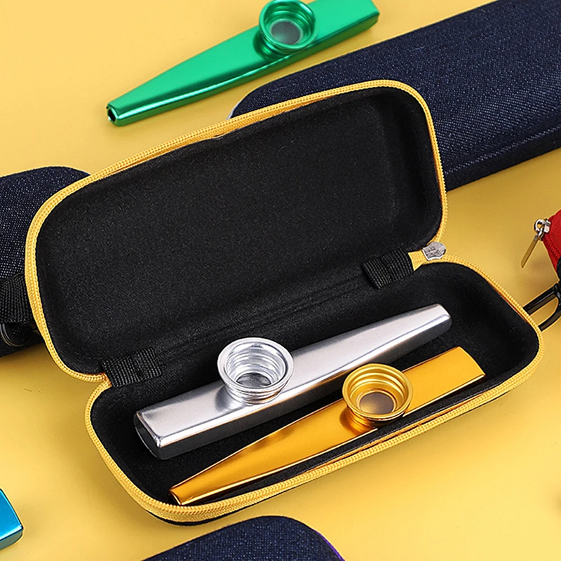 Etui mit zwei Kazoos aus Metall in zufälliger Farbe