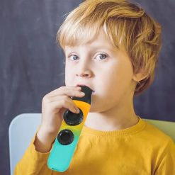 Regenbogenfarbenes Kazoo mit zwei Öffnungen für Kinder