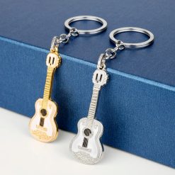 Akustikgitarren-Schlüsselanhänger in Gold oder Silber