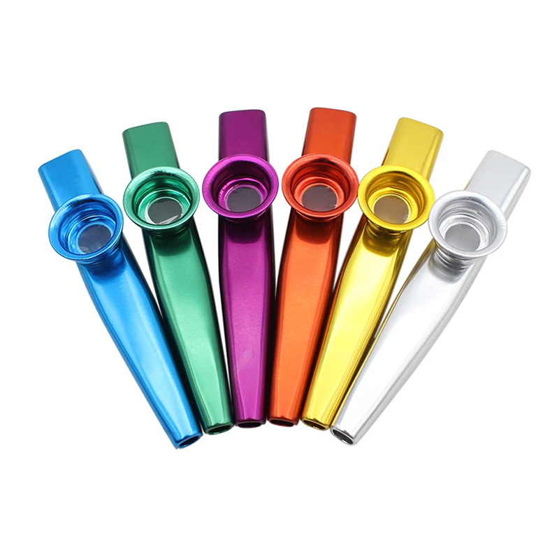Zufällige Farben verfügbar. Etui mit zwei Metallkazoos in zufälliger Farbe.