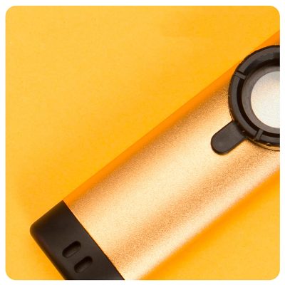 Details des rechten Metall-Kazoos, erhältlich in 5 Farben