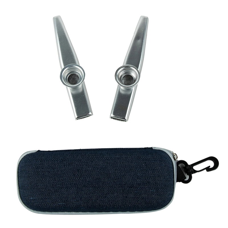 Details Paket Hülle mit zwei Metallkazoos in zufälliger Farbe