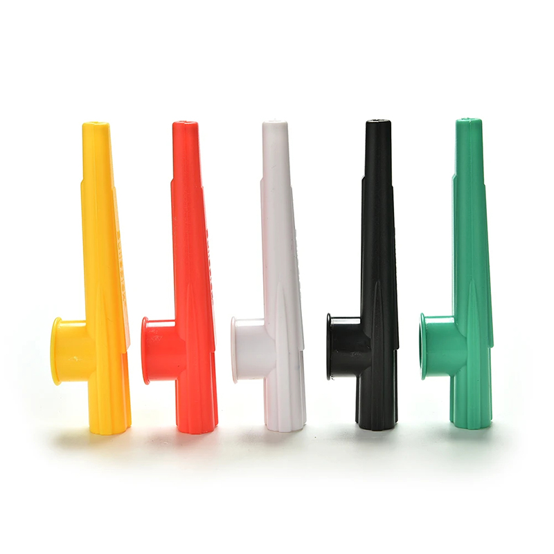 Vollansicht kleines Kazoo aus Kunststoff in zufälliger Farbe