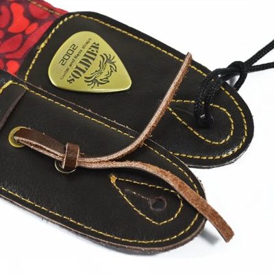 Details zum Gitarrengurt mit Tarnmuster im urbanen Stil
