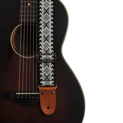 Verstellbarer klassischer Gitarrengurt aus bestickter Baumwolle mit ethnischen Mustern in Minzgrün