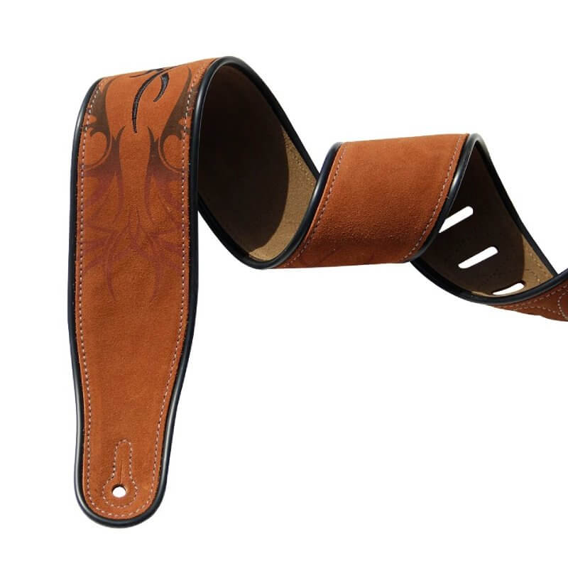 Details der Naht einer hellbraunen Wildleder-Gitarrengurt mit Tribal-Muster