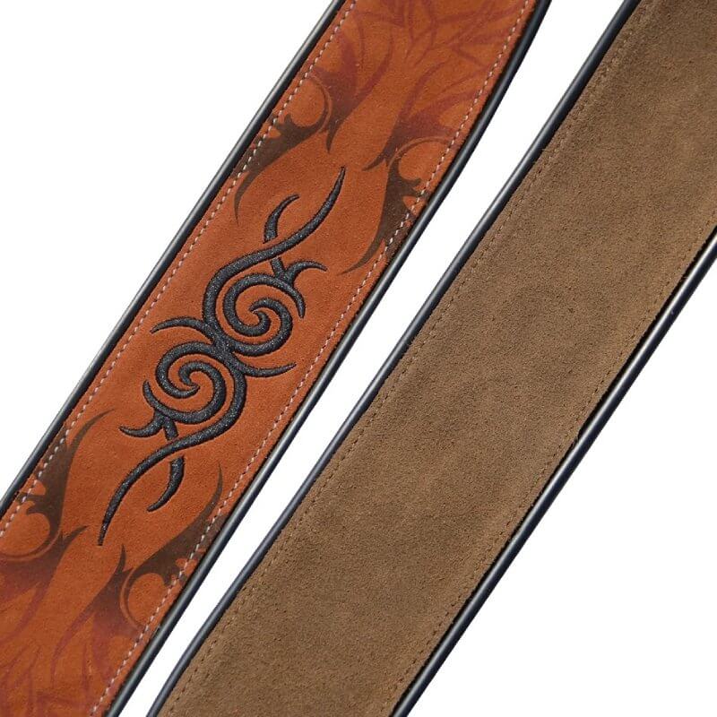 Details Leder Gitarrengurt aus hellbraunem Wildleder mit Tribal-Muster