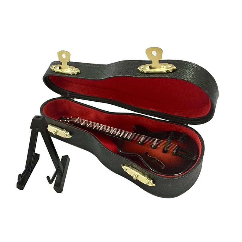 Details einer Miniatur-Folk-Gitarre mit Hülle und Gitarrenständer