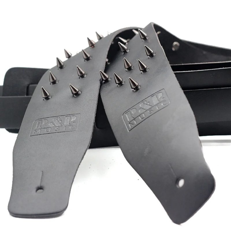 Details Gitarrengurt aus Leder mit konischen Nieten für extremes Metal