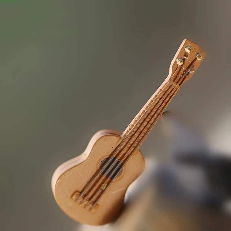 Realistische Miniatur-Akustikgitarre aus Kunststoff