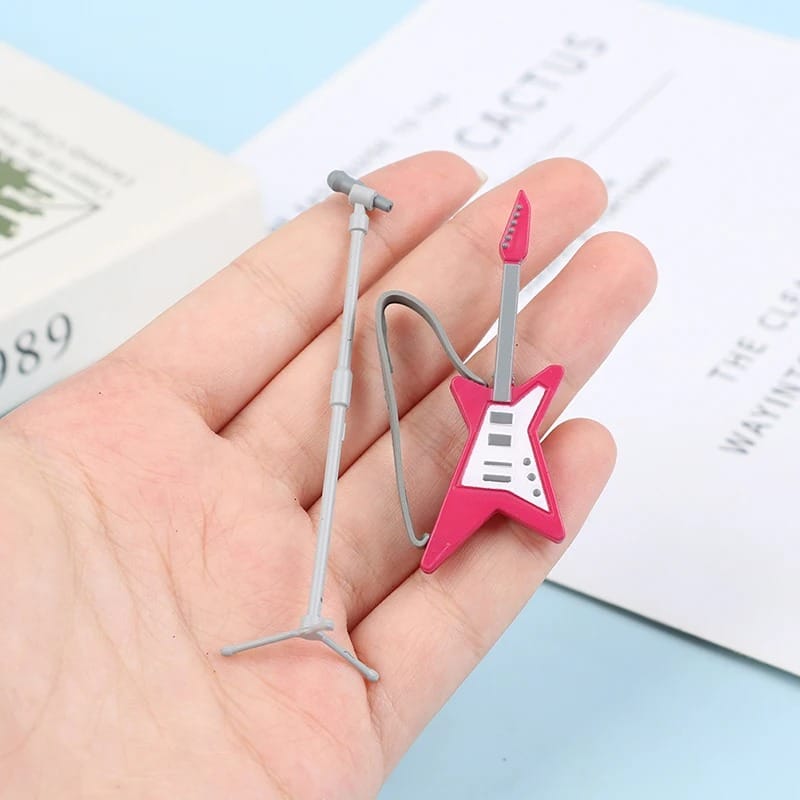 Miniatur-Elektrogitarre in Sternform in Rosa mit Mikrofon