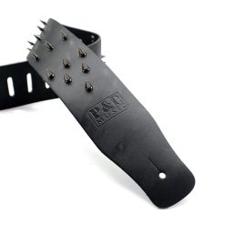 Gitarrengurt aus Leder mit konischen Nieten für extremes Metal