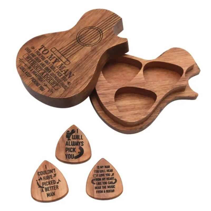 Sehr schönes Geschenkset mit Plektren und geschnitzter Holzbox für Plektren