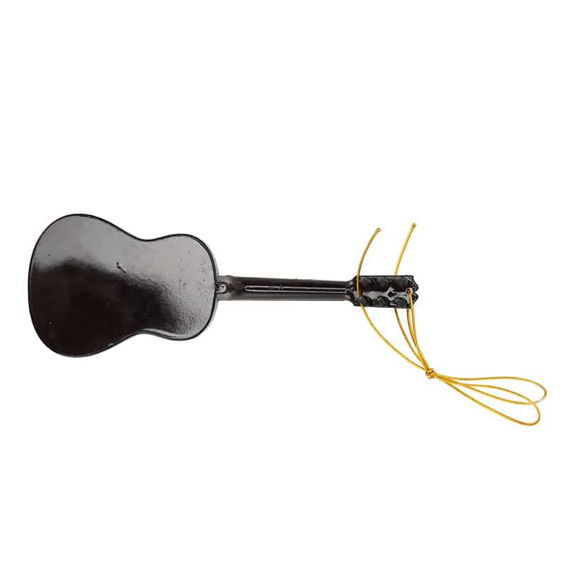 Detailansicht einer realistischen Miniatur-Akustikgitarre aus Holz zum Aufhängen