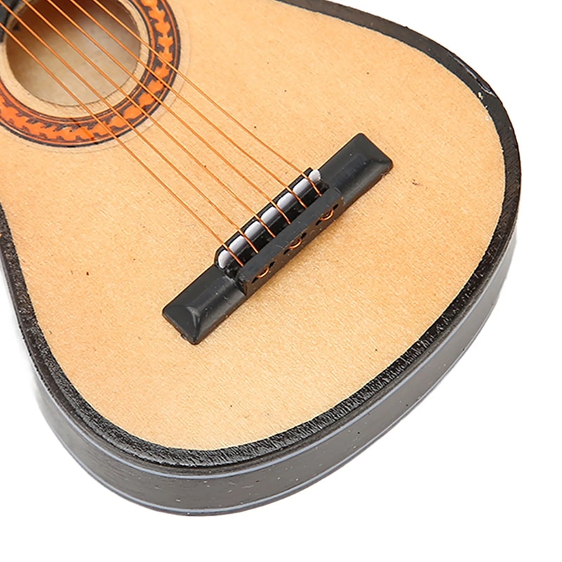 Detaillierte Ansicht einer realistischen, aus Holz gefertigten Miniatur-Akustikgitarre zum Aufhängen