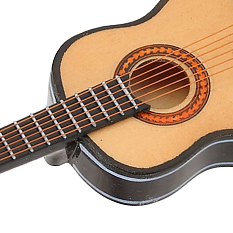 Rückansicht einer realistischen Miniatur-Akustikgitarre aus Holz zum Aufhängen
