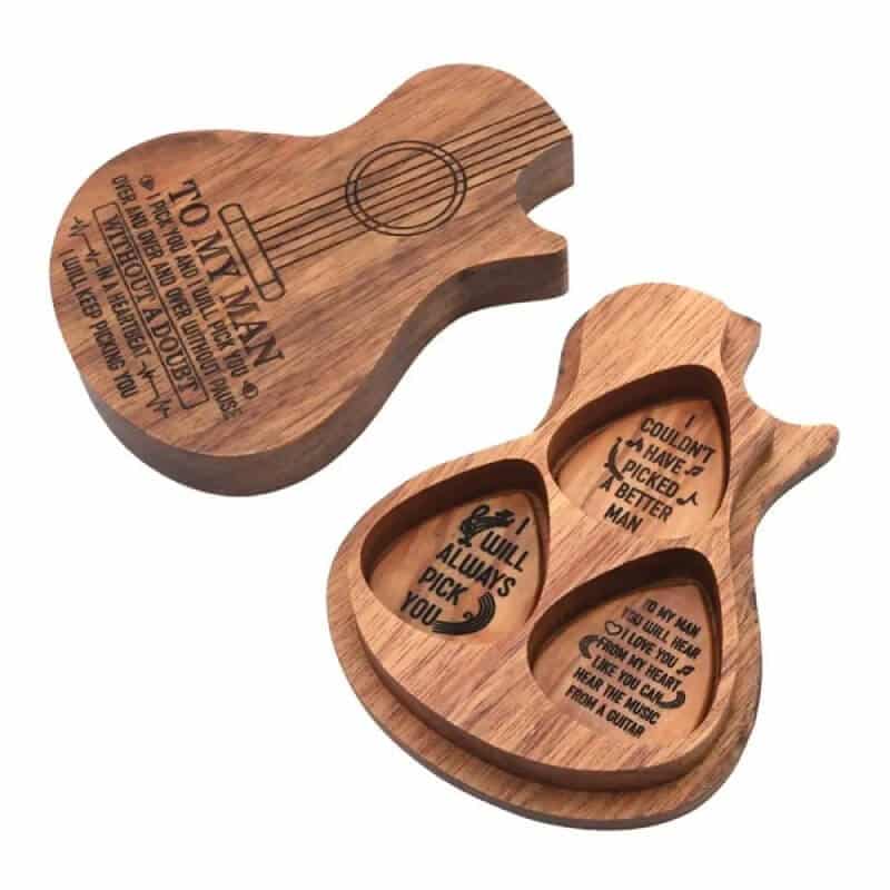Details Geschenkset Plektren und geschnitzte Holz-Plektrumbox