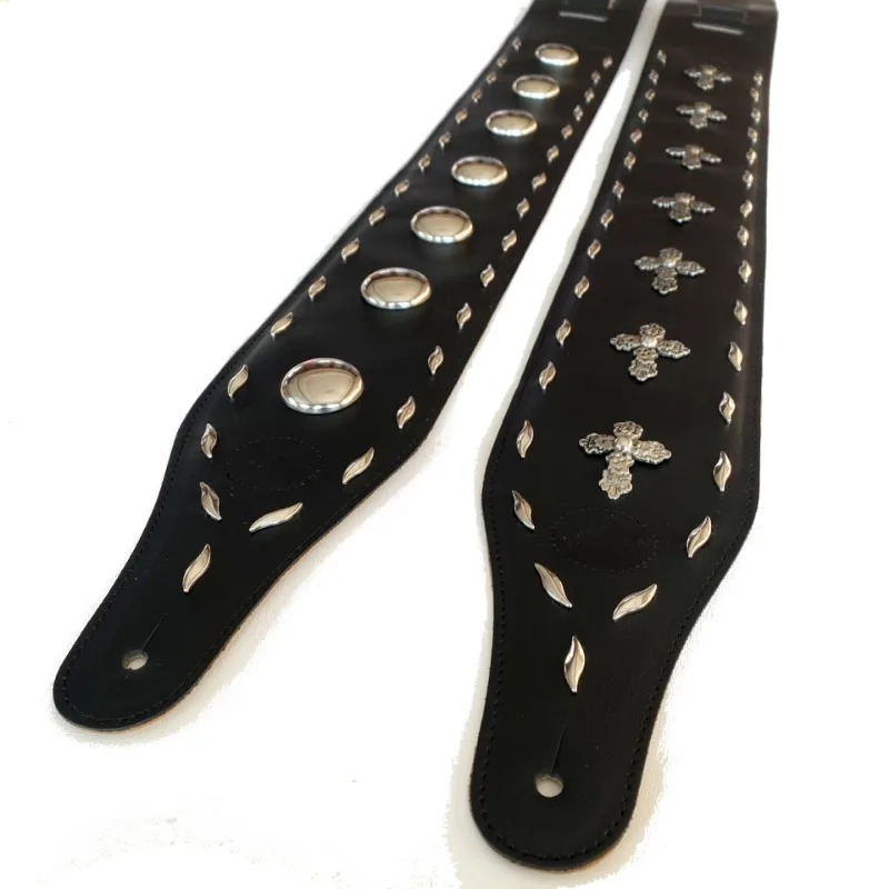 Detaildesign einer Gitarrenschlaufe aus Leder mit Conchos und Kreuz für Rock und Metal