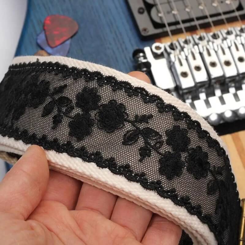 Wunderschöner Gitarrengurt mit schwarzem Blumenspitzenmuster
