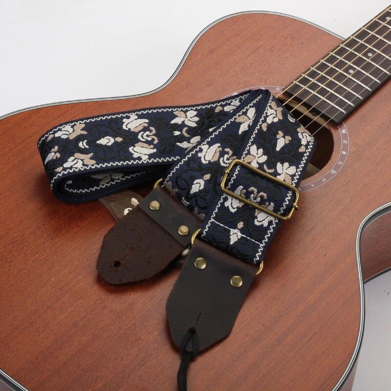 Prächtiger Vintage-Gitarrengurt mit barockem Blumenmuster