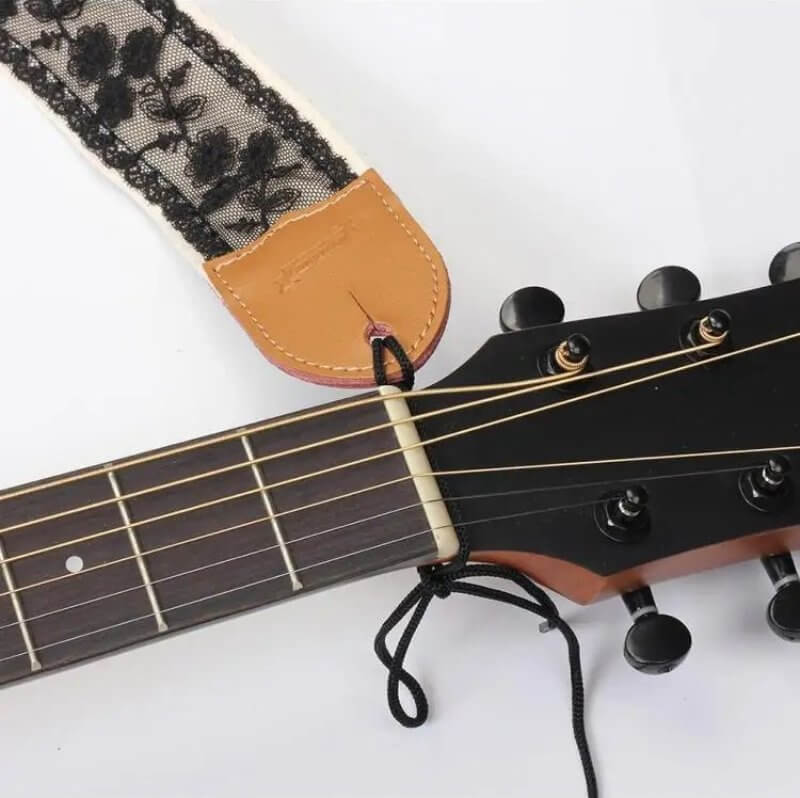 Feststellungen der Gitarrengurt mit schwarzem Blumenspitzenmuster