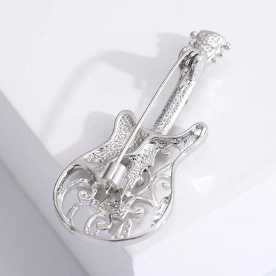 Hohles Elektrische Gitarre Brosche Design mit Musiknoten Muster und Silberfarbenen Strasssteinen