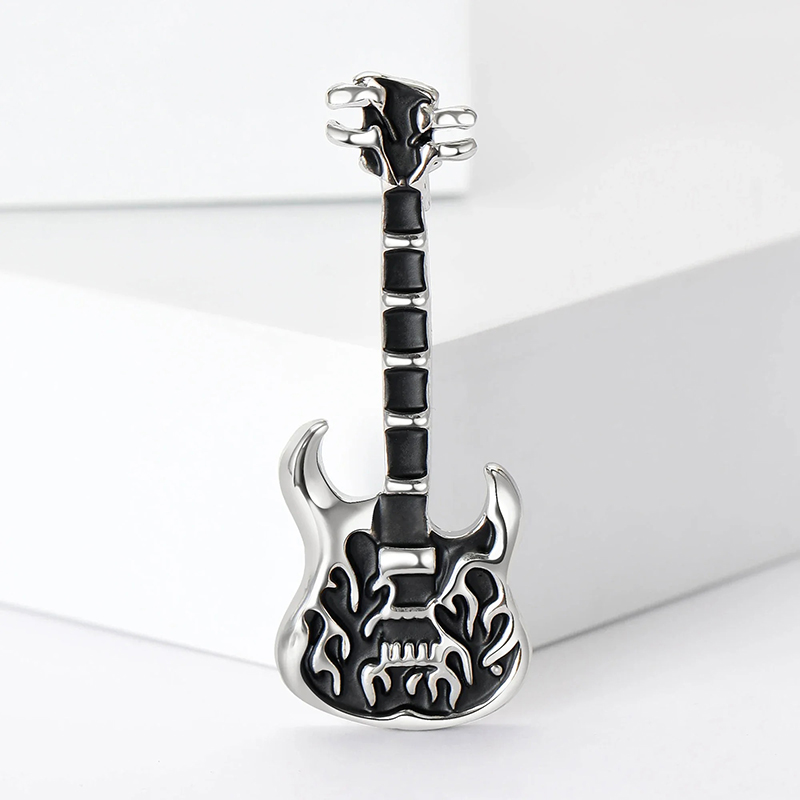 Silberfarbene Heavy-Metal-Gitarren-Pins