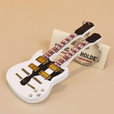 Doppelsaitiger Elektrogitarren-Schlüsselanhänger in Weiß
