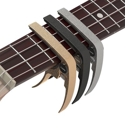 Vollständige Ansicht des Ukulele Capodastros aus Aluminiumlegierung
