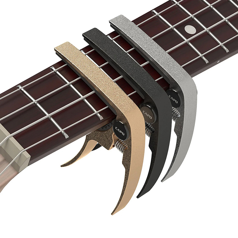 Vollständige Ansicht des Ukulele Capodastros aus Aluminiumlegierung