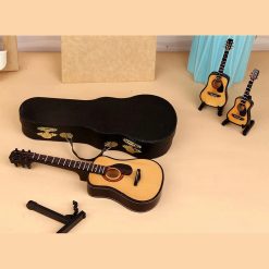 Details Miniatur-Akustikgitarre mit Hülle und Gitarrenständer - 3 Größen - 5 Farben!