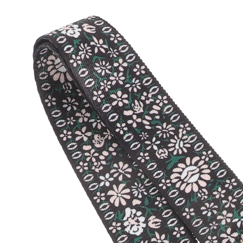 Details der bestickten schwarzen Banjo-Gurt mit Blumenmuster