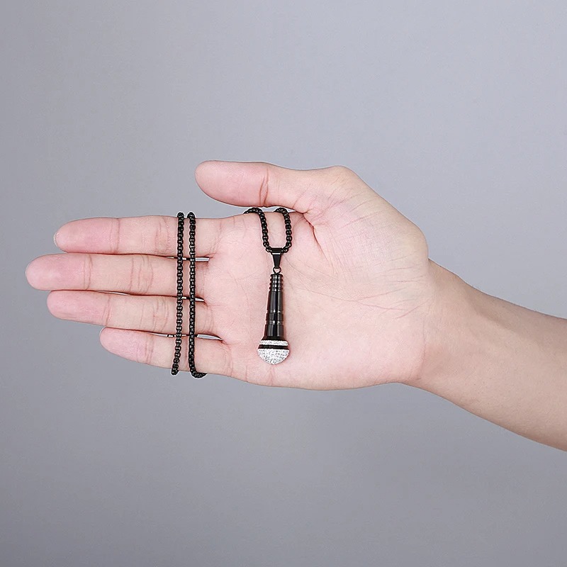 Details zum schwarzen Rock-Mikrofon-Anhänger-Halskette