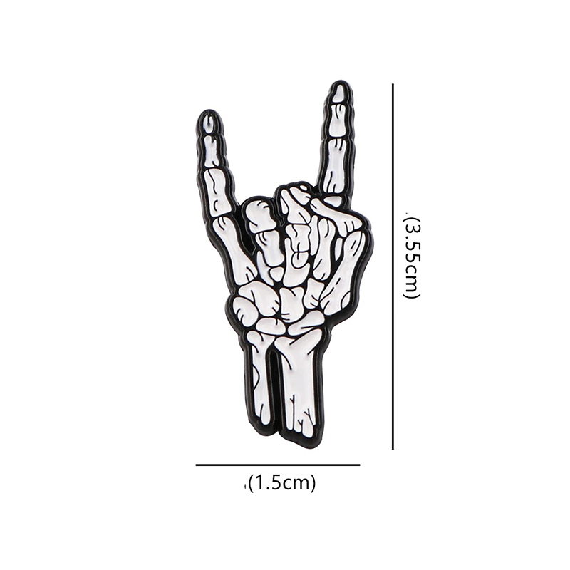 Abmessungen von emaillierten Pins in Form einer Skeletthand, die das Zeichen der Hörner, ein Metallsymbol für Hardrock, zeigt.