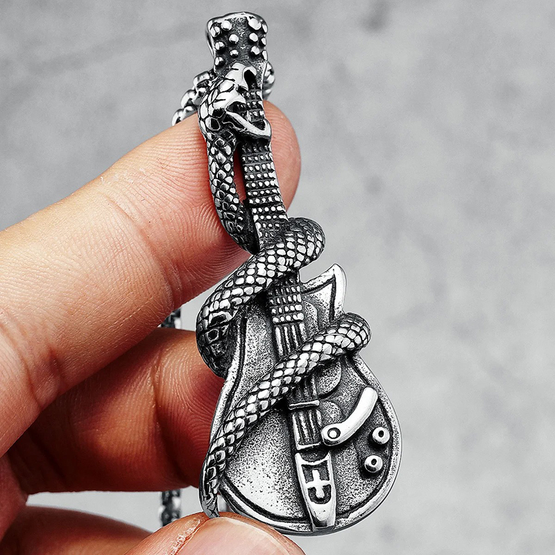 Detaillierte Ansicht des Heavy Metal Rock Gitarrenanhängers mit einer von einer Schlange umwickelten Gitarre