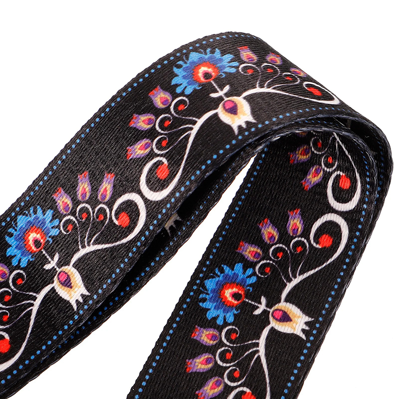Nahaufnahme eines Banjo-Gurtes mit blumigem Boho-Design