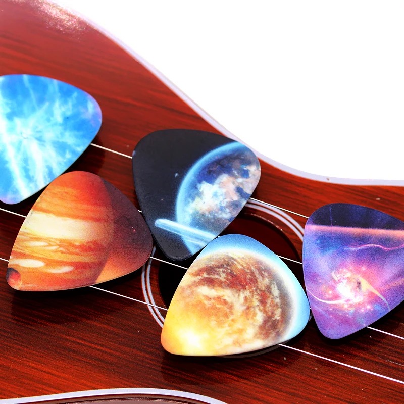 Details der Muster des Sets von 10 Plektren mit Universum-, Weltraum-, Planeten- und Sternenmotiven
