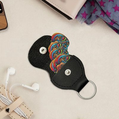 Vollständige Ansicht des Sets von 6 bunten Psychedelic Gitarren-Plektren - 3 Größen - Plektrenhalter inklusive