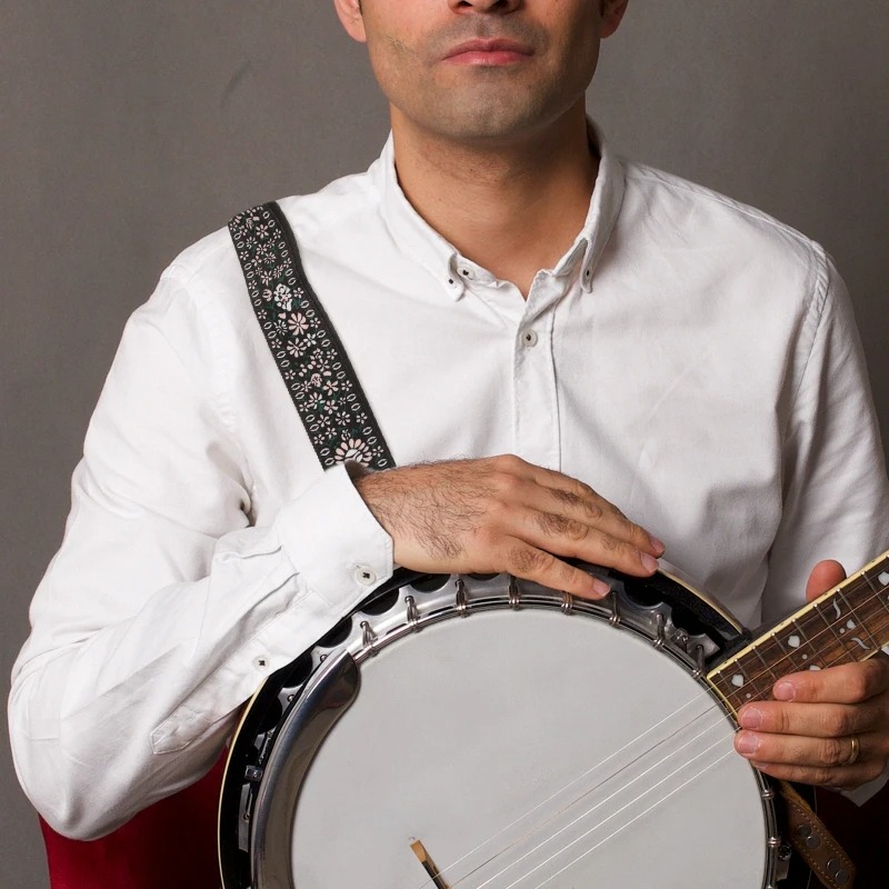 Prächtiger Banjo-Gurt mit schwarzer floraler Stickerei