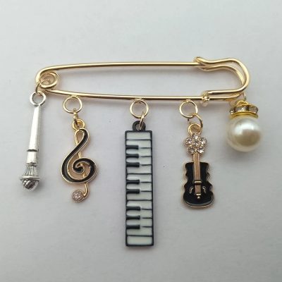 Emaille-Brosche Gitarre, Klaviertasten, Musiknote, Mikrofon und Perle - 3 Farben - Farbe Schwarz