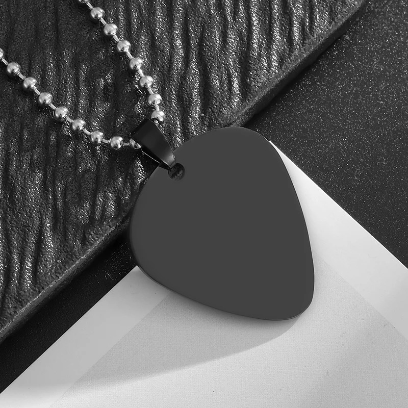 Einfacher Plektrum-Anhänger aus Edelstahl - Minimalistische Kollektion in Schwarz