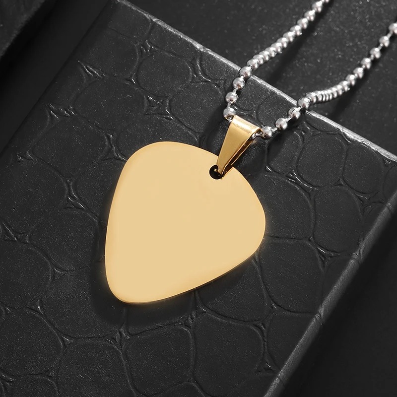 Einfacher Plektrum-Anhänger aus Edelstahl - Minimalistische Kollektion in Goldfarbe