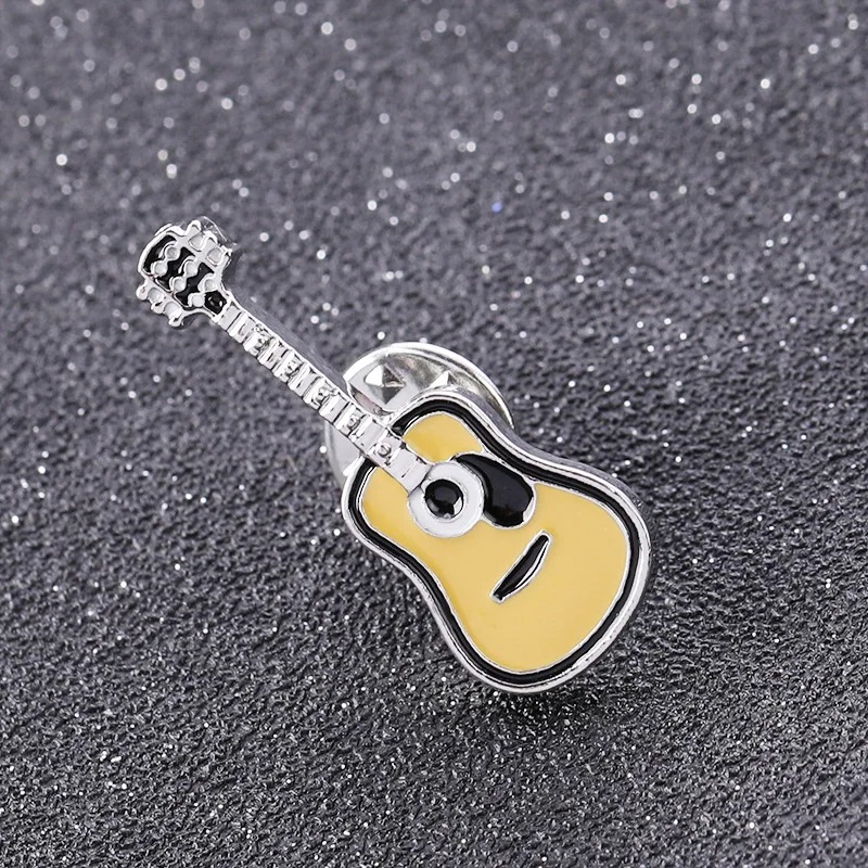 Vollständige Ansicht des emaillierten Gitarren-Pins Klassik