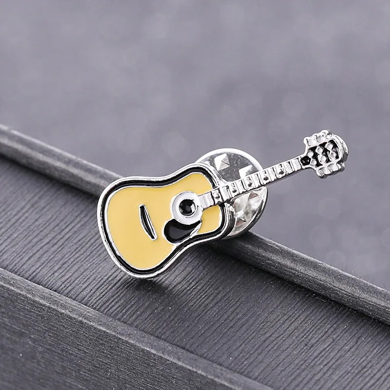 Vollständige Details des emaillierten Anstecknadel in Form einer klassischen Gitarre