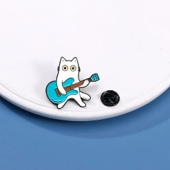 Emaille-Pins Gitarre spielende Katze