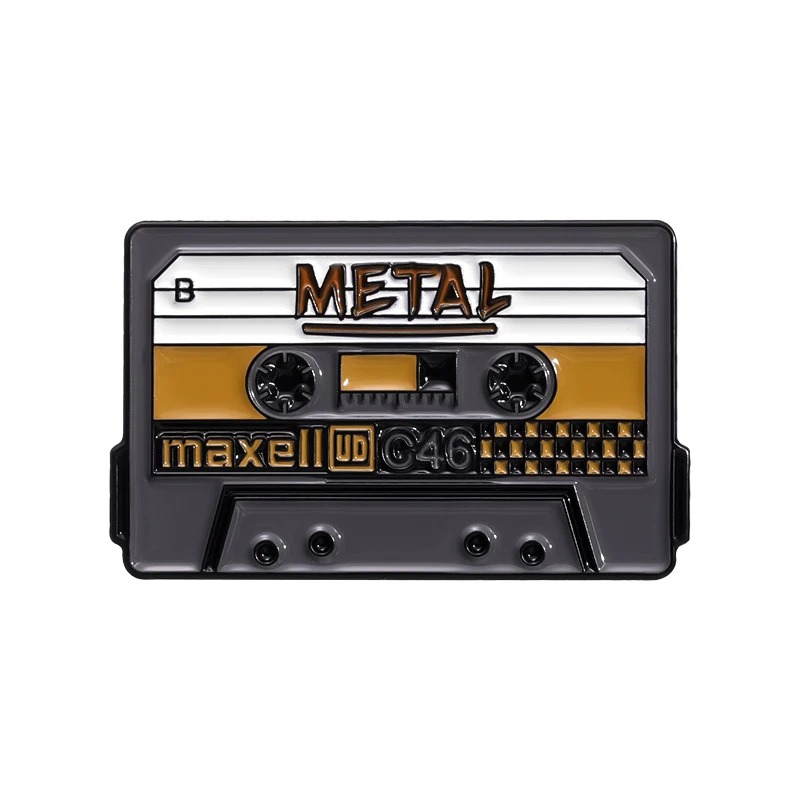 Bunter emaillierter Pin mit Retro-Kassetten-Motiv und der Aufschrift METAL