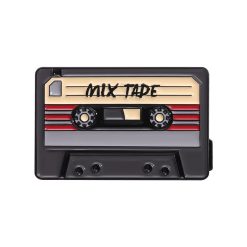 Bunter Emaille-Pin mit Retro-Kassetten-Motiv und der Aufschrift MIXTAPE