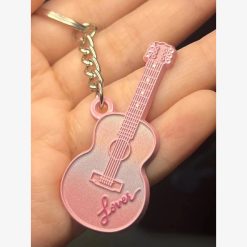 Rosa Gitarren-Schlüsselanhänger mit der Aufschrift "Lover